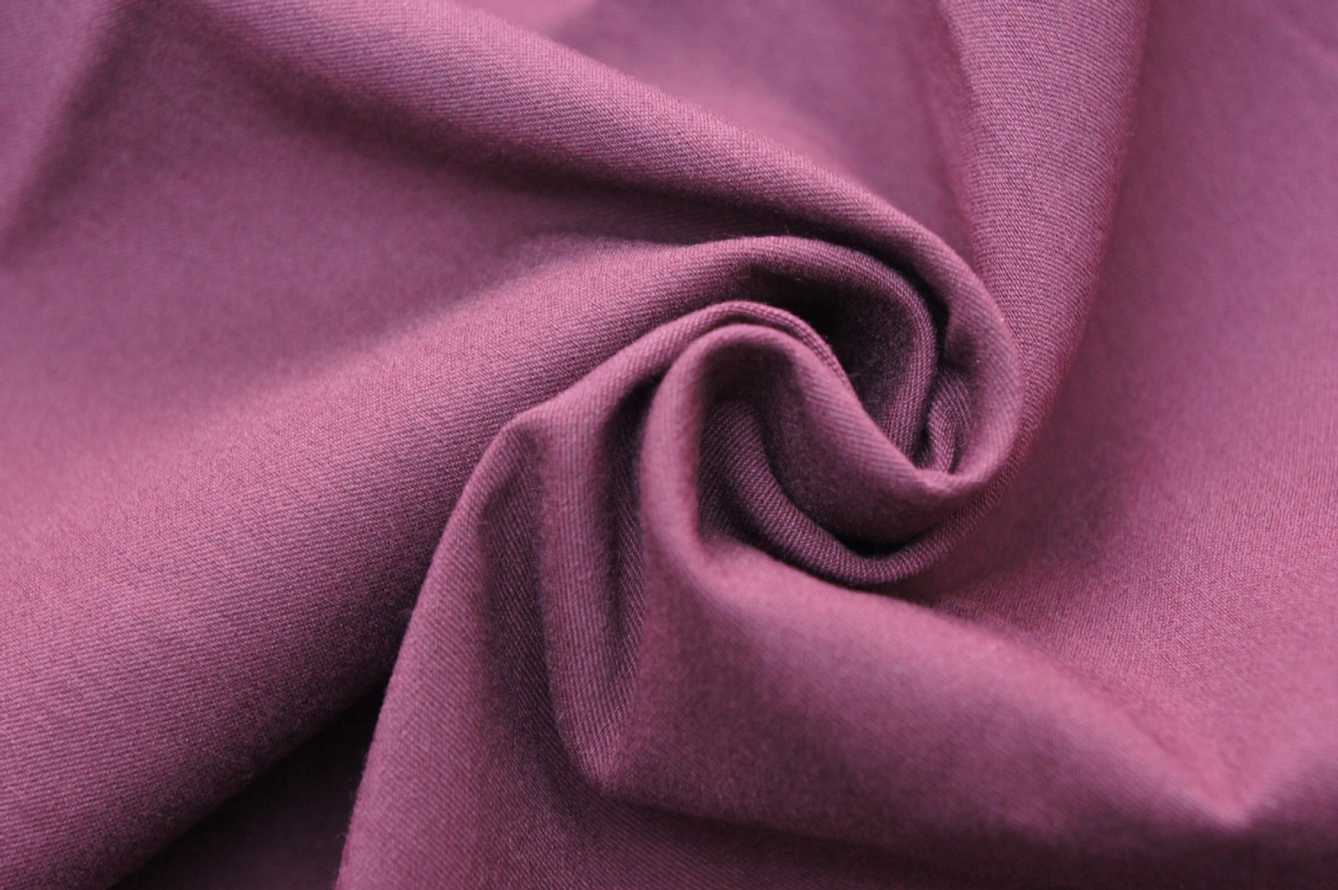 尼龍?jiān)显诜b領(lǐng)域的發(fā)展簡(jiǎn)析